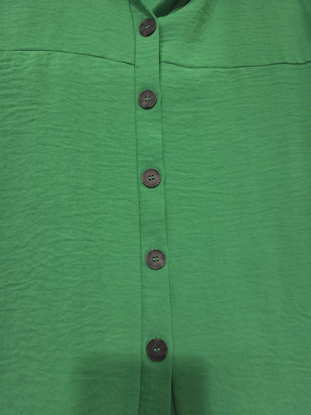Cropped Button-Front Green Collared Blouse - Picture 3 of 5
